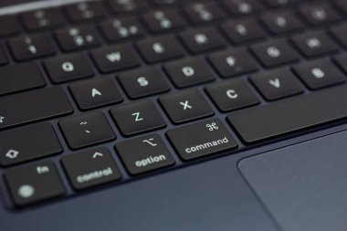 İngiltere, Newcastle on Tyne, 15 Temmuz 2022 - Yeni MacBook Air 2022. Yeni MacBook hava klavyesi yakın plan. gece yarısı klavyesi.