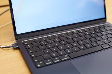 İngiltere, Newcastle on Tyne, 15 Temmuz 2022 - Yeni MacBook Air 2022. Yeni Macbook hava klavyesi kapat.