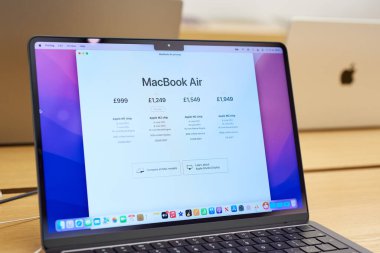 İngiltere, Newcastle on Tyne, 15 Temmuz 2022 - Yeni MacBook Air 2022. M2 işlemcili yeni MacBook Air. Elmalı M2 Chip. Elma dükkanındaki MacBook. Yeni Apple dizüstü bilgisayar. Pozlandırmayı kaydet.