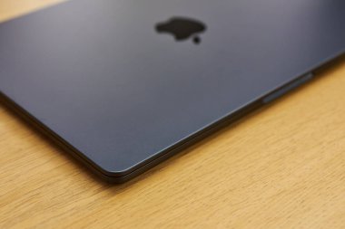 İngiltere, Newcastle on Tyne, 15 Temmuz 2022 - Yeni MacBook Air 2022. M2 işlemcili yeni MacBook Air. Elmalı M2 Chip. Elma dükkanındaki MacBook. Yeni Apple dizüstü bilgisayar. Pozlandırmayı kaydet.