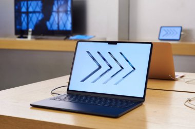 İngiltere, Newcastle on Tyne, 15 Temmuz 2022 - Yeni MacBook Air 2022. M2 işlemcili yeni MacBook Air. Elmalı M2 Chip. Elma dükkanındaki MacBook. Yeni Apple dizüstü bilgisayar. Pozlandırmayı kaydet.