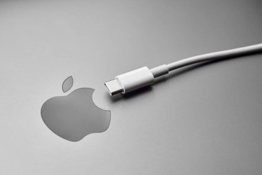İngiltere, Newcastle, 8 Haziran 2022: Apple logosunun yanındaki C tipi konnektör. AB, Apple 'ın cihazlarını şarj etmek için C Tipi kullanmasını emretti. iPhone 'un S tipi. Birleştirilmiş şarj bağlantısı. 