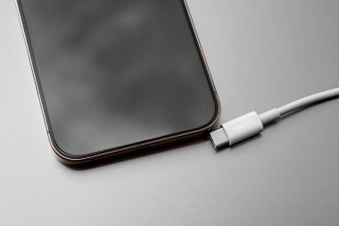 İngiltere, Newcastle, 8 Haziran 2022: iPhone 13 Pro Max yakınlarındaki C tipi konnektör. AB, Apple 'ın cihazlarını şarj etmek için C Tipi kullanmasını emretti. iPhone 'un S tipi. Birleştirilmiş şarj bağlantısı. 