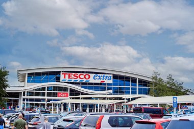 Newcastle on Tyne, İngiltere, 23 Temmuz 2022 - Tesco extra süpermarket ön yüzü ve logosu. İngiltere 'de yükselen fiyatlar.