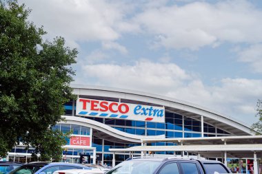 Newcastle on Tyne, İngiltere, 23 Temmuz 2022 - Tesco extra süpermarket ön yüzü ve logosu. İngiltere 'de yükselen fiyatlar.