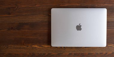 İngiltere, Newcastle on Tyne, 20 Temmuz 2022 - MacBook Air gri ile kapalı bir masa üzerinde yatıyor. MacBook Havayolları 2020-2022. M1 işlemcisi olan yeni MacBook Air. 