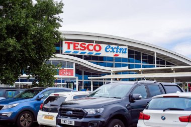 Newcastle on Tyne, İngiltere, 23 Temmuz 2022 - Tesco extra süpermarket ön yüzü ve logosu. İngiltere 'de yükselen fiyatlar.