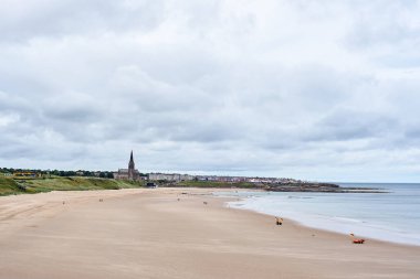 Kuzey denizinin güzel deniz manzarası. Uzakta iki tanker var. Tipik İngiliz havası. Güzel kumlu sahil. Su sahil boyunca güzel bir şekilde akar. Long Sands Plajı.