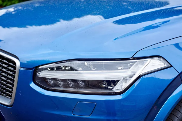 Newcastle on Tyne, İngiltere, 13 Temmuz 2022 - Modern Optik markası Volvo. Thors Hammer. Araba mavi..