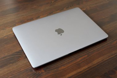 İngiltere, Newcastle on Tyne, 20 Temmuz 2022 - MacBook Air gri ile kapalı bir masa üzerinde yatıyor. MacBook Havayolları 2020-2022. M1 işlemcisi olan yeni MacBook Air. 