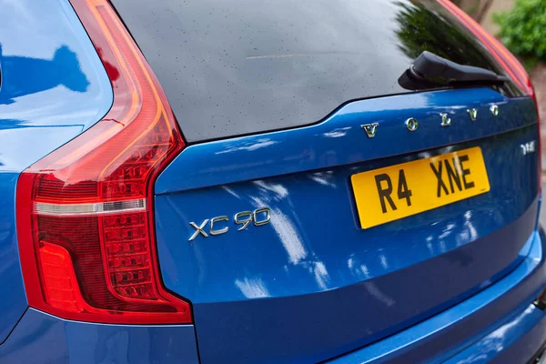 Newcastle on Tyne, İngiltere, 13 Temmuz 2022 - Arka park ışıkları Volvo XC-90. Bagaj kapağı arabada mavi. Bagaj kapağında Volvo yazıyor..