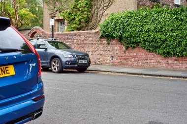 Newcastle on Tyne, İngiltere, 13 Temmuz 2022 - Arka park ışıkları Volvo XC-90. Bagaj kapağı arabada mavi. Bagaj kapağında Volvo yazıyor..