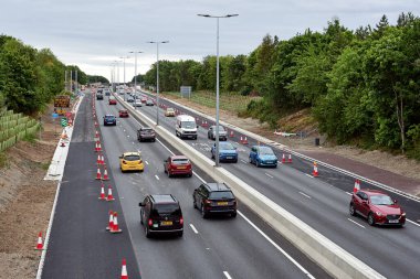 Newcastle on Tyne, İngiltere, 23 Temmuz 2022 - İngiltere 'nin kuzeyindeki A1 yolu. A1 otobanında otoban tamiri. Turuncu külahların bulunduğu yolun genişlemesi..
