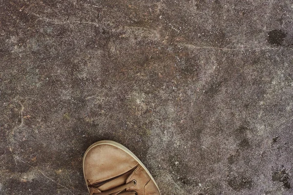 Foot Sneakers Stands Wild Rock Texture Brown Natural Stone — Stock fotografie