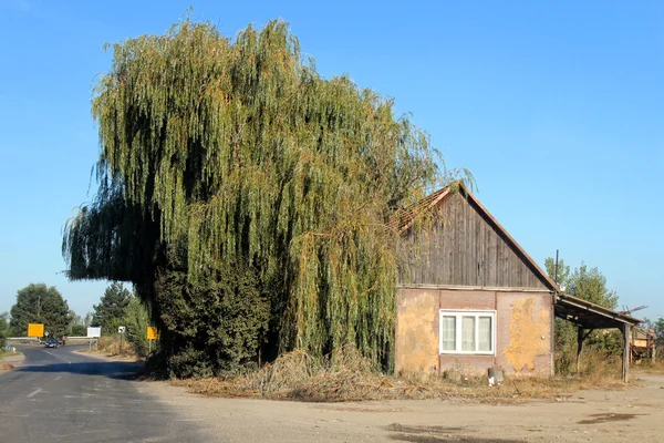 Casa en carretera —  Fotos de Stock