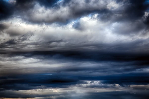 Dramáticas nubes tormentosas . — Foto de Stock