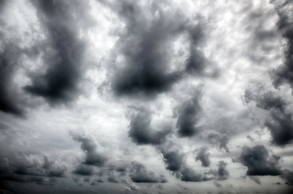 Dramatische stormachtige wolken. — Stockfoto