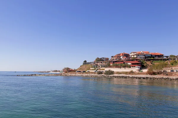 Uitzicht op de stad Oude Nessebar en de zee, Bulgarije — Stockfoto