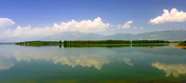 Beautiful landscape with the island being reflected in water — Stock Photo, Image