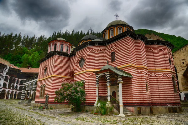 Rila Monastery.O maior mosteiro ortodoxo da Bulgária. Imagem HDR — Fotografia de Stock