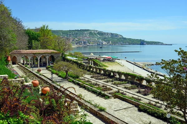 Romerskt bad i gården av balchik palace, Bulgarien — Stockfoto