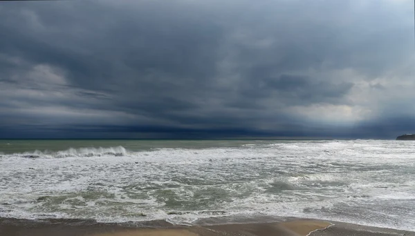 Zware storm op zee. grote golven aan de Zwarte Zee — Stockfoto