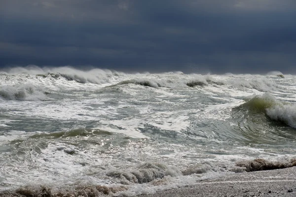 Сильный шторм в море. Большие волны на Черном море — стоковое фото