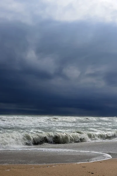 Denizde şiddetli bir fırtına. Karadeniz üzerinde büyük dalgalar — Stok fotoğraf