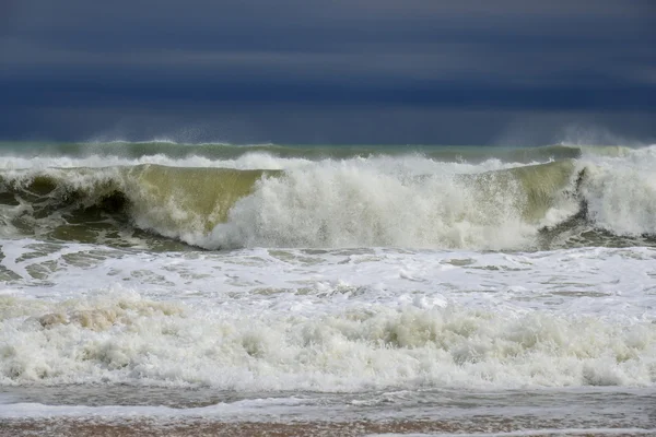 Сильный шторм в море. Большие волны на Черном море — стоковое фото