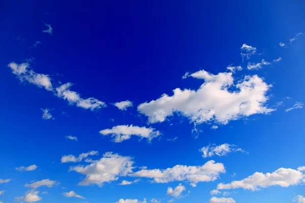 Beau ciel bleu et nuages — Photo