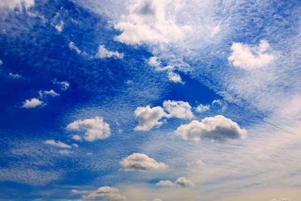 Beau ciel bleu et nuages — Photo