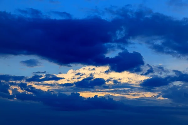 Molnen mot den mörka himlen — Stockfoto