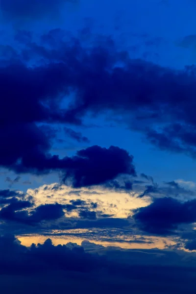 Molnen mot den mörka himlen — Stockfoto