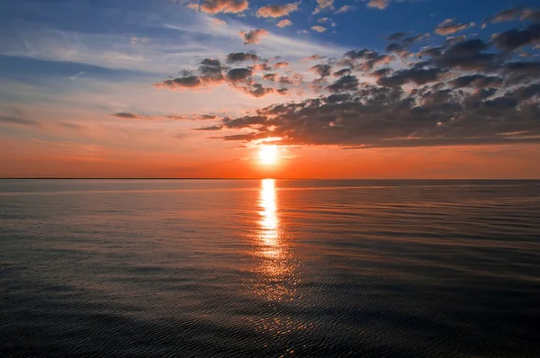 Belle nuvole e un tramonto sul mare — Foto Stock