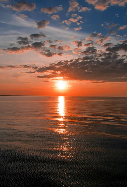 De beaux nuages et un coucher de soleil sur la mer — Photo