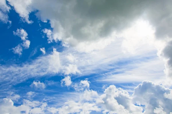 Jasné modré oblohy a mraky — Stock fotografie