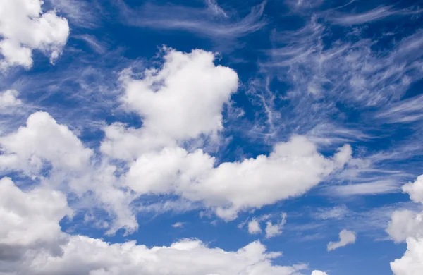 Cielo blu e nuvole gonfie — Foto Stock