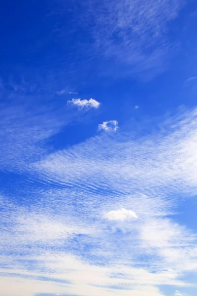 Ciel bleu clair et nuages — Photo