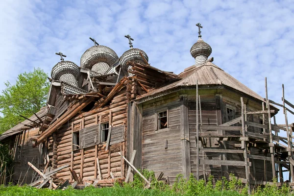 Stary zniszczony Kościół drewniany w Karelii — Zdjęcie stockowe