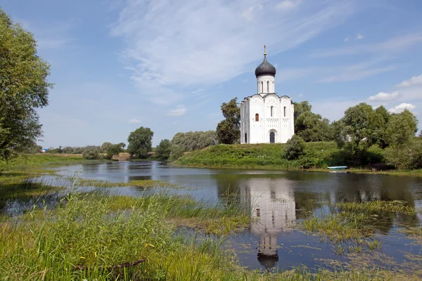 Anello d'oro della Russia. Chiesa di intercessione sul fiume Nerl — Foto Stock
