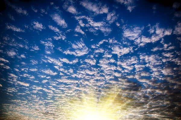 Krásné pruhované mraky. obraz HDR — Stock fotografie