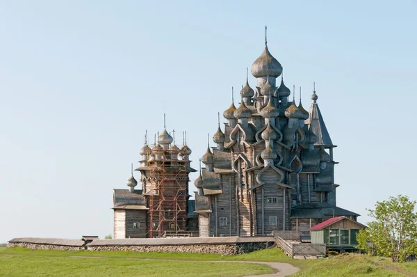 Houten kerken op eiland Kizhi aan het Onega meer, Rusland — Stockfoto