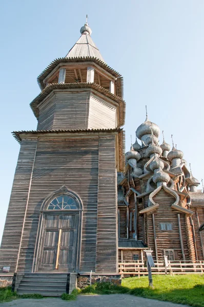 Houten kerken op eiland Kizhi aan het Onega meer, Rusland — Stockfoto