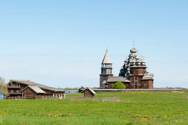 Holzkirchen auf der Insel Kizhi am Onega-See, Russland — Stockfoto