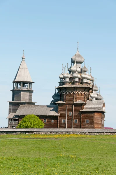 Träkyrkor på ön Kizhi vid sjön Onega, Ryssland — Stockfoto