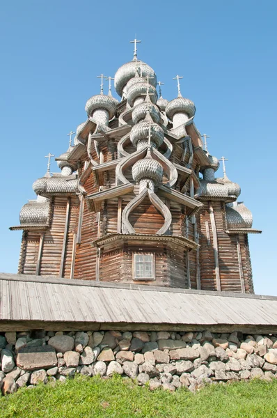 Igrejas de madeira na ilha Kizhi no lago Onega, Rússia — Fotografia de Stock