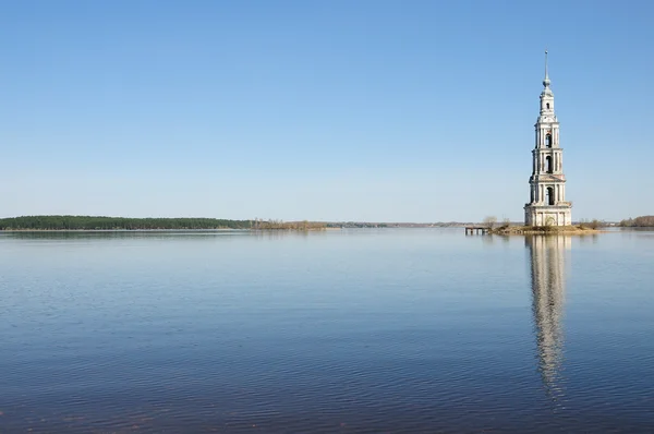 Belltower no rio Volga, Kalyazin, Rússia — Fotografia de Stock