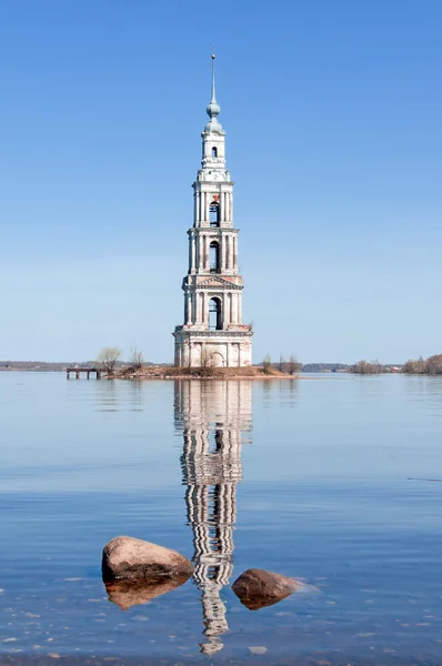 O campanário inundado no rio Volga, Kalyazin, Rússia — Fotografia de Stock
