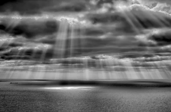 Tempestade no mar depois de uma chuva. Imagem HDR — Fotografia de Stock