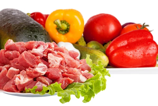 Carne fresca cruda e verdure isolate su bianco — Foto Stock